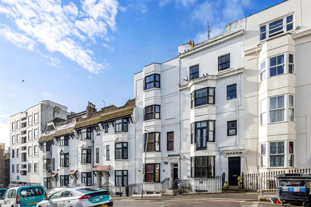 Queens Square, 7-002.jpg