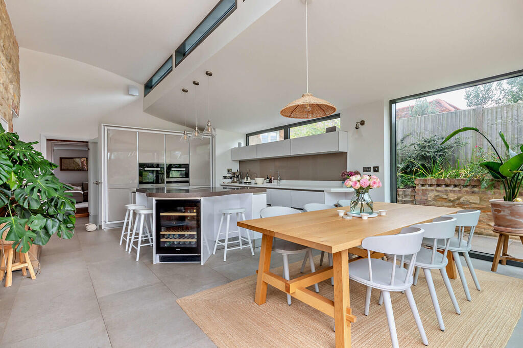 8614390-interior2...
