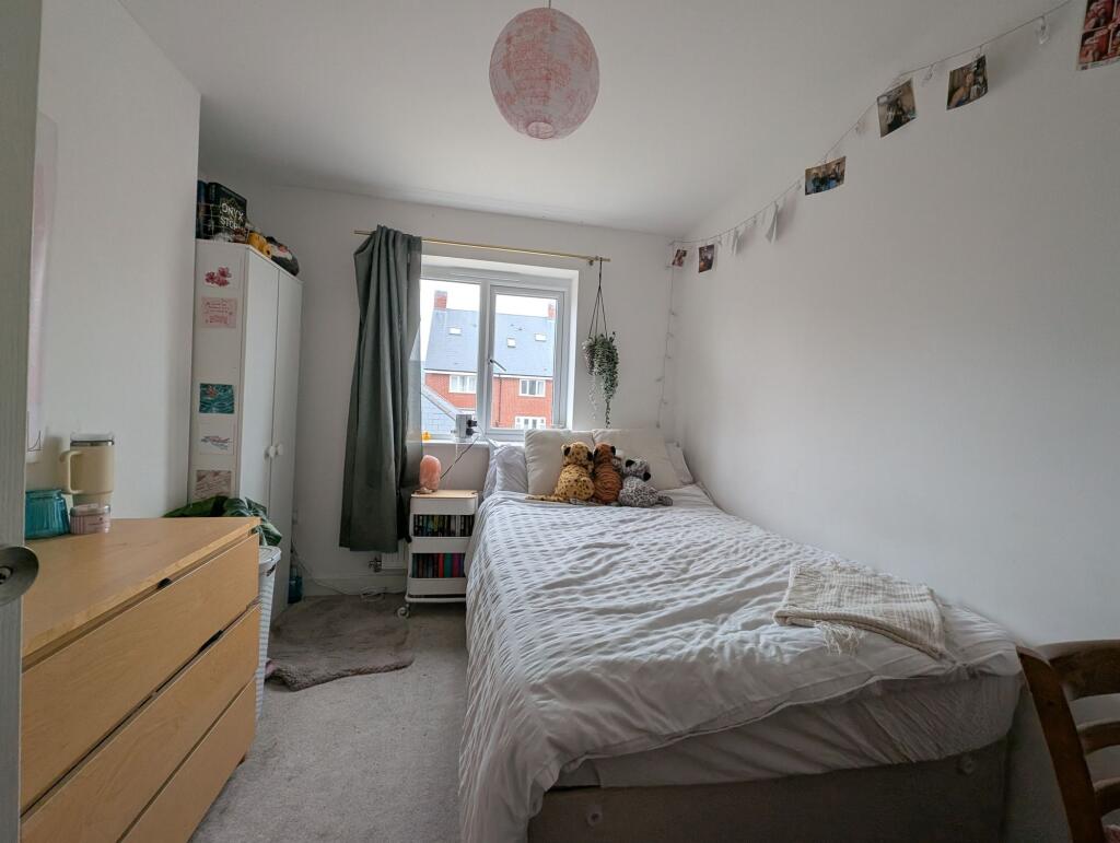 Bright, tidy double bedroom with a comfortable ...