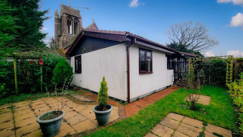 SIDE &amp; REAR GARDENS