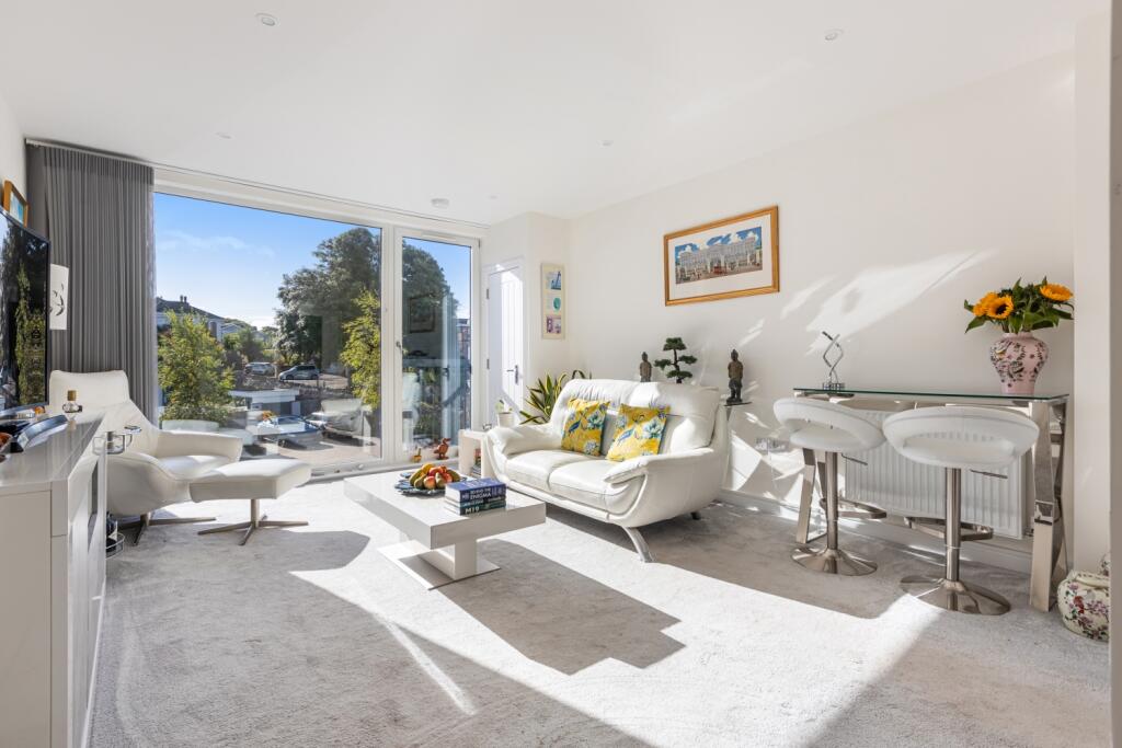 A13-5-Livvy-Dean-Court-Torquay-240911 - edit