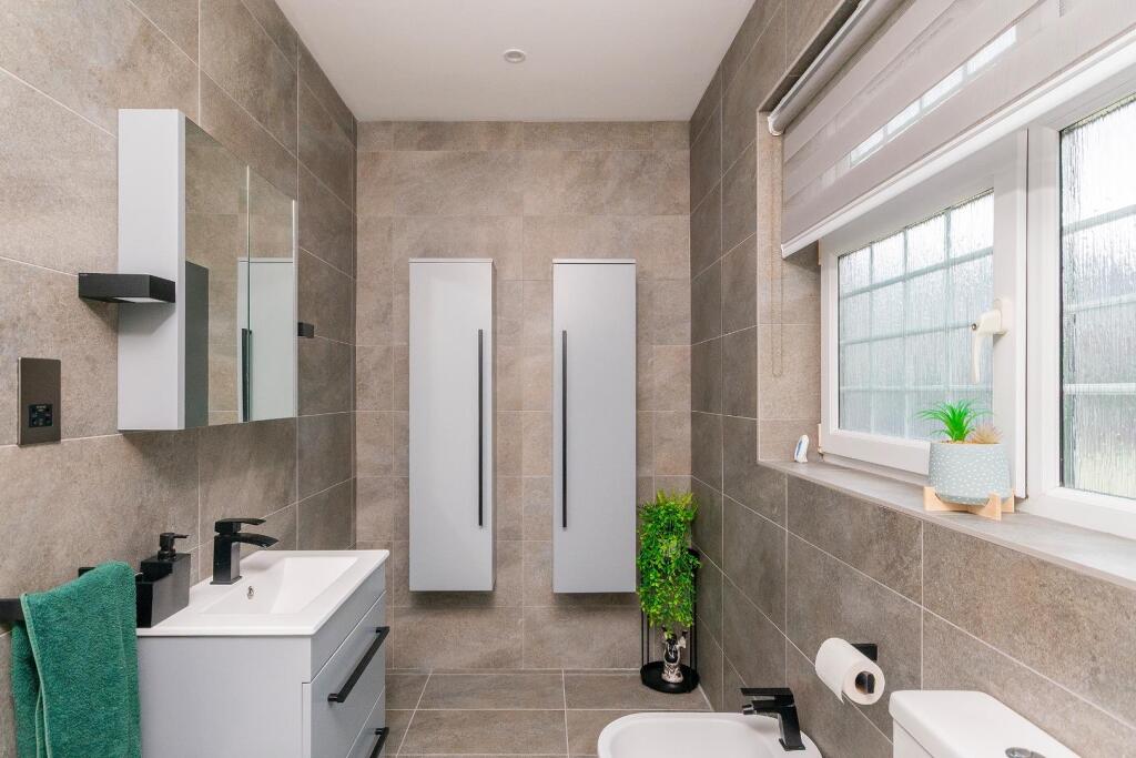 0A2AEE - Ensuite B.jpg