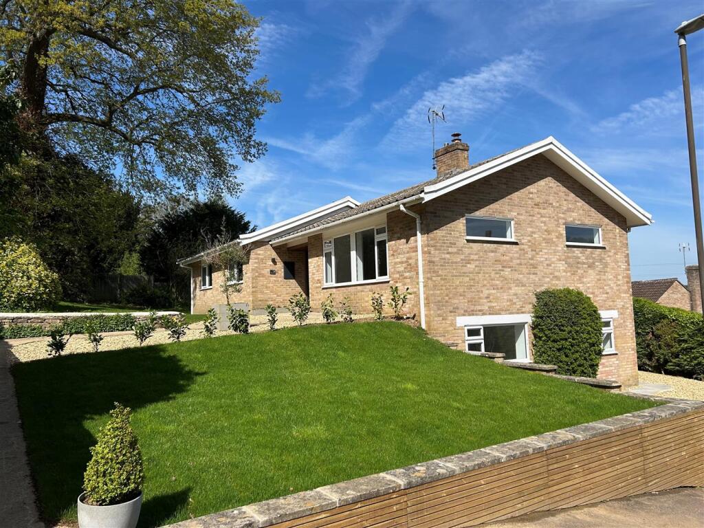 14 Selwyn Close front 2.jpg