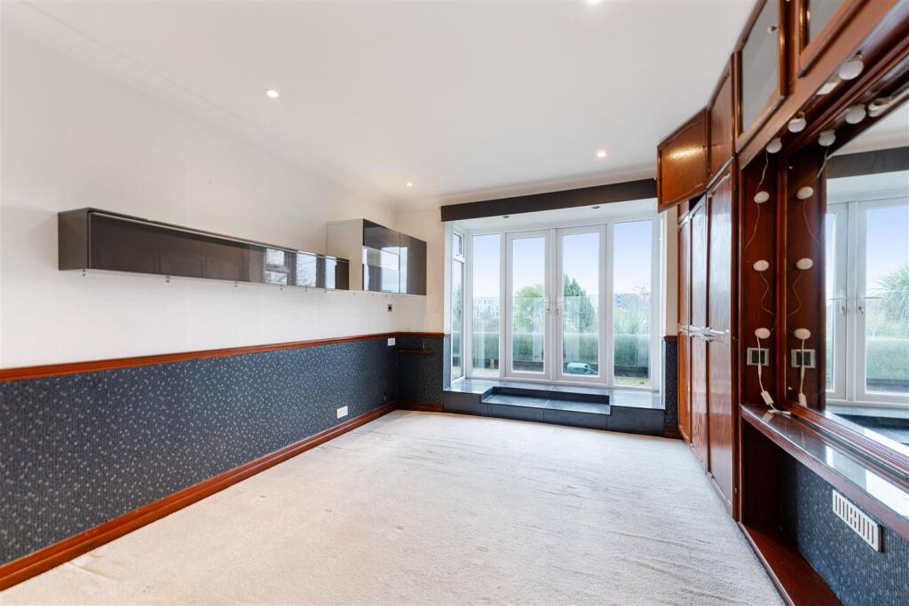 41 Oaklands Avenue, Isleworth TW7-40.jpg