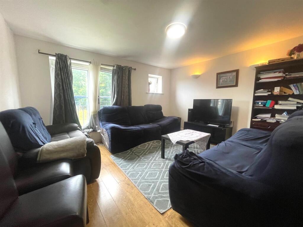 Lounge 1.jpg