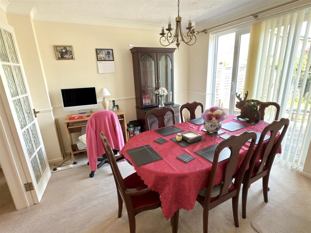 DINING ROOM.jpg