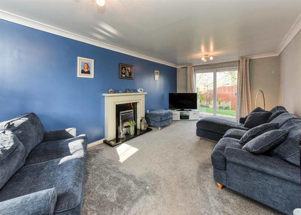 8 Oaklands-Living Room (2).jpg