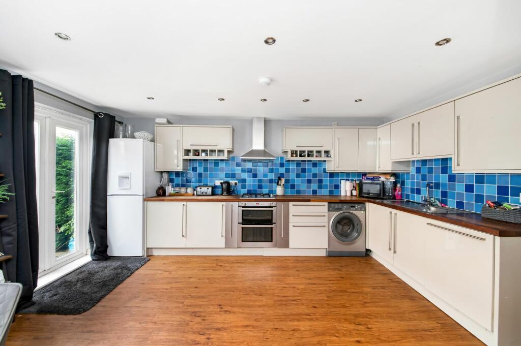 OPEN-PLAN DINING KITCHEN