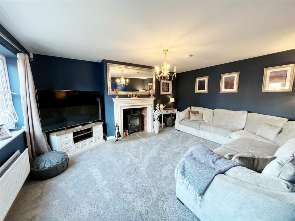 Lounge 1.jpg
