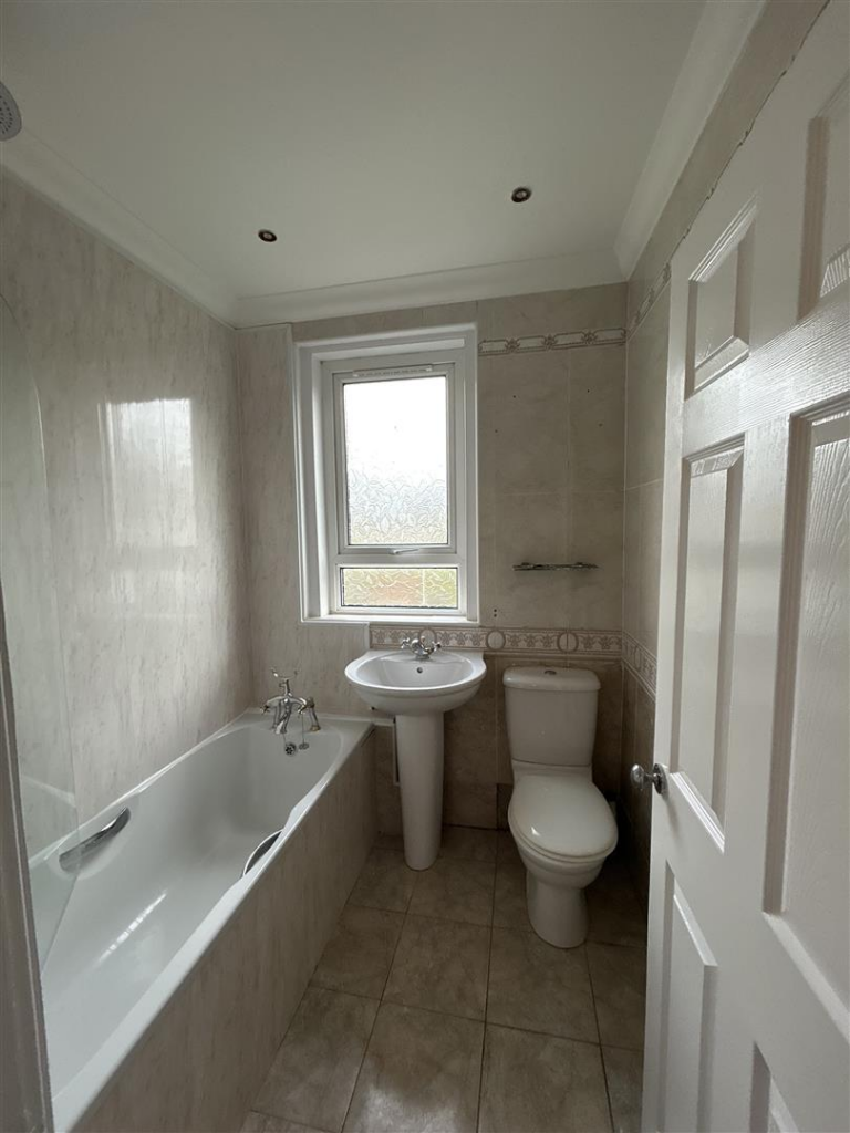 11 Lainshaw Avenue Bathroom.png