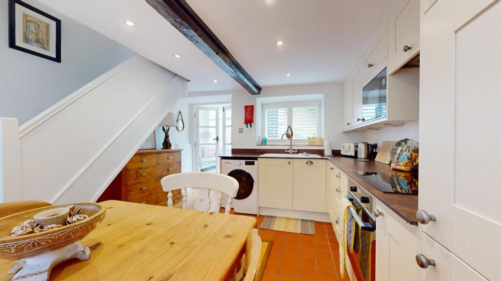 KITCHEN/DINING