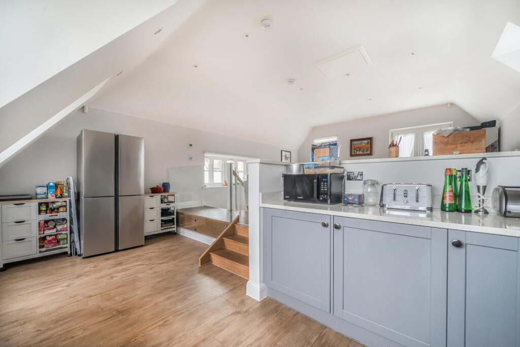 1395902-6-695f815...