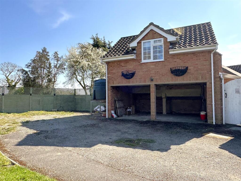 Detached Annexe With Double Garage 559