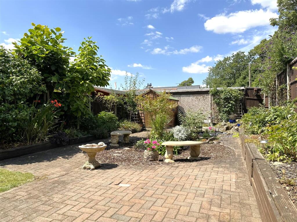 Generous Private Garden 921