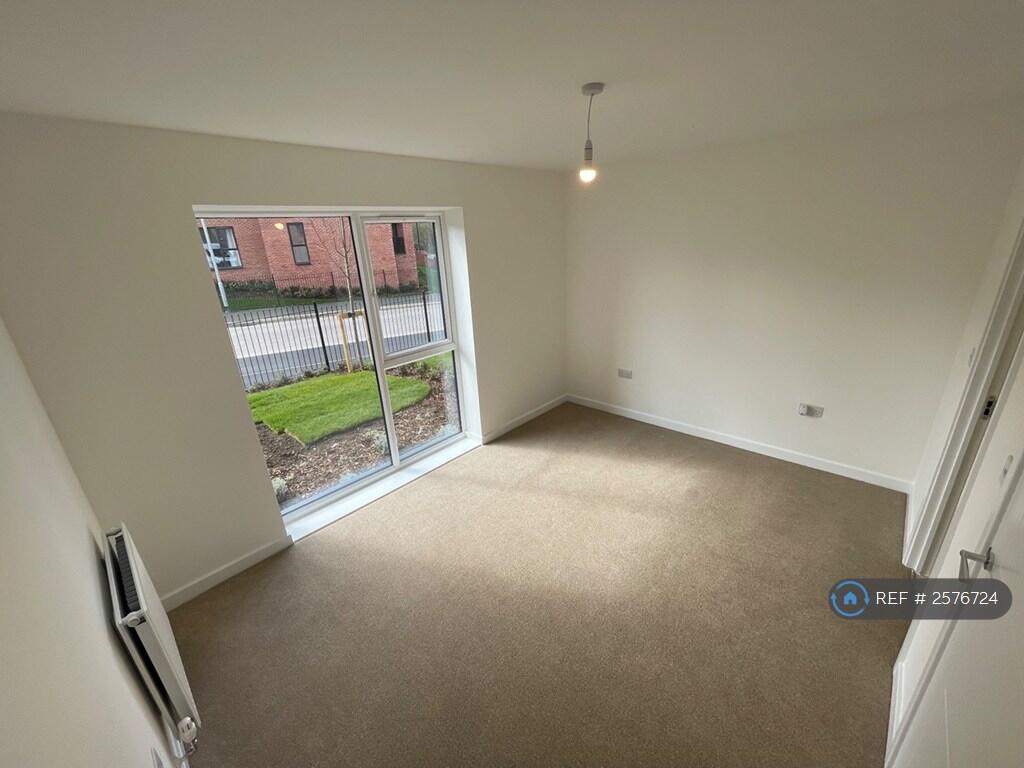 Master Bedroom With En-Suite Shower Room