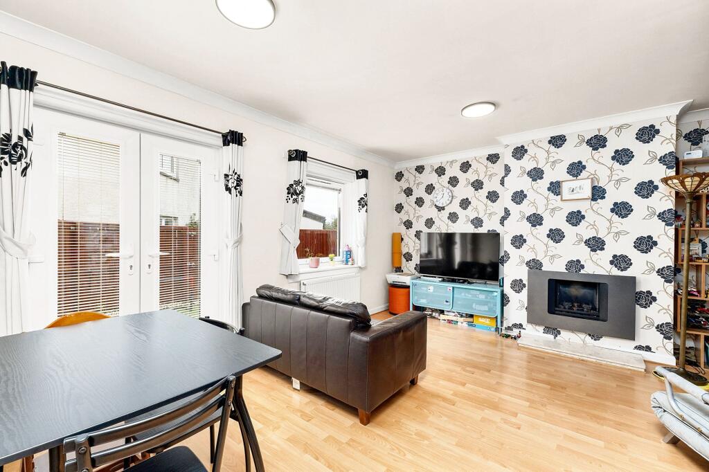 Lounge/Dining Area