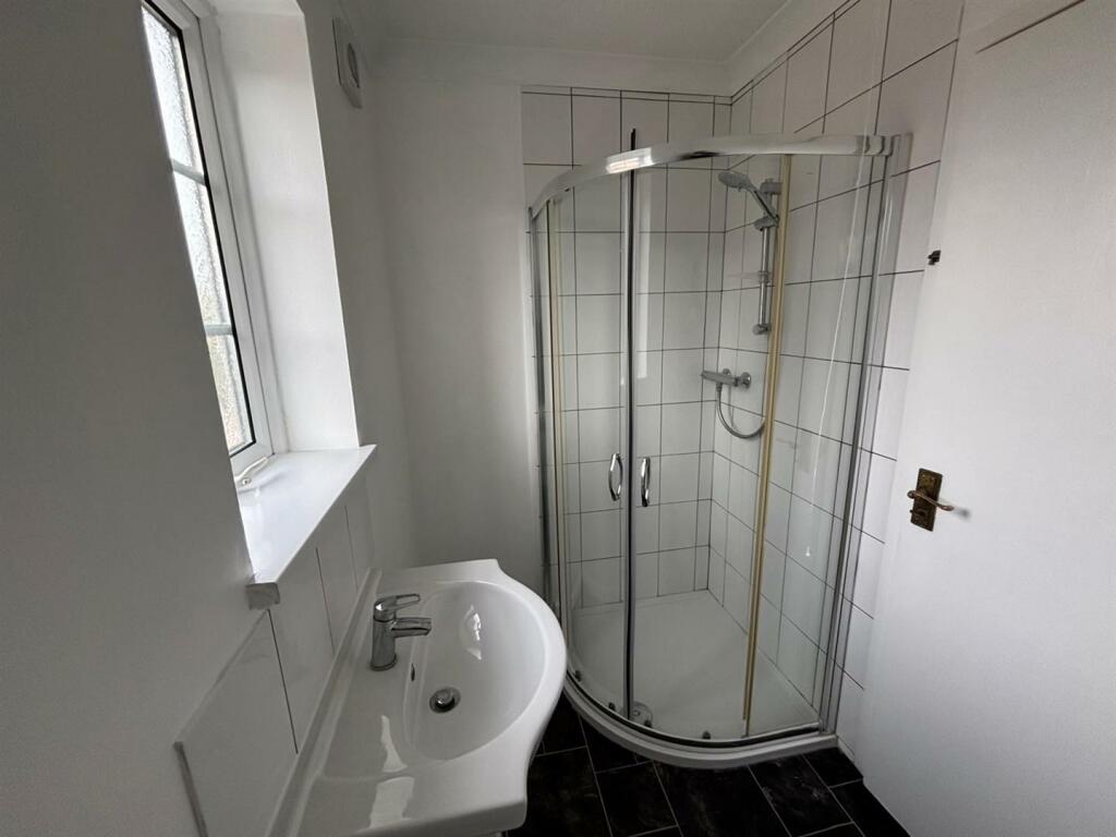 Bathroom 1.jpg