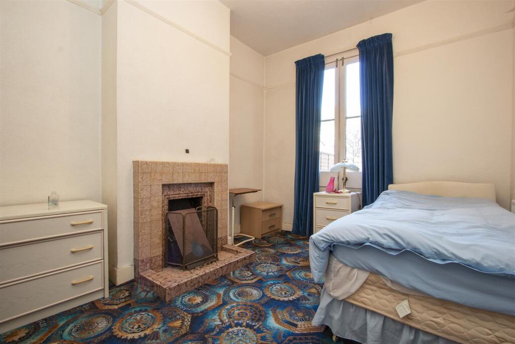 40 Chestnut Grove London SW12 8JB reception 2.jpg