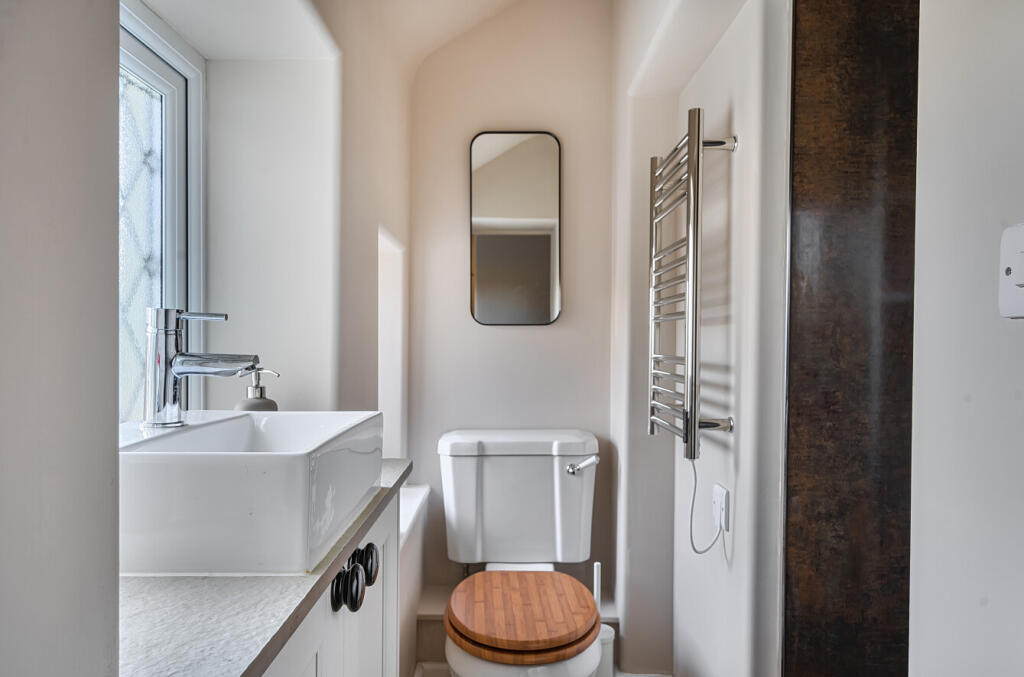 1383937-5-691f398...