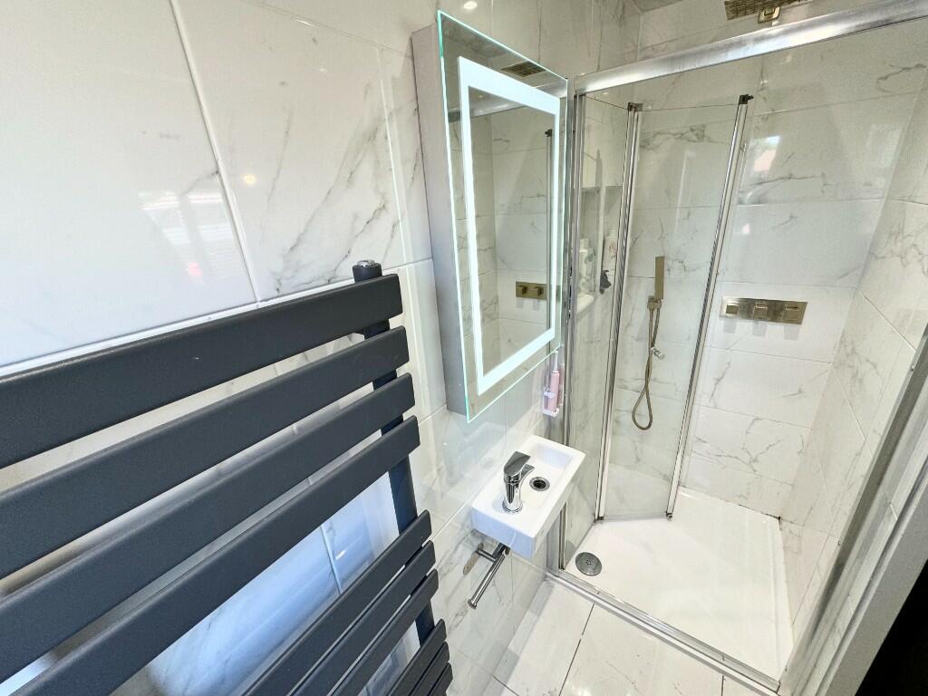 EN-SUITE BATHROOM