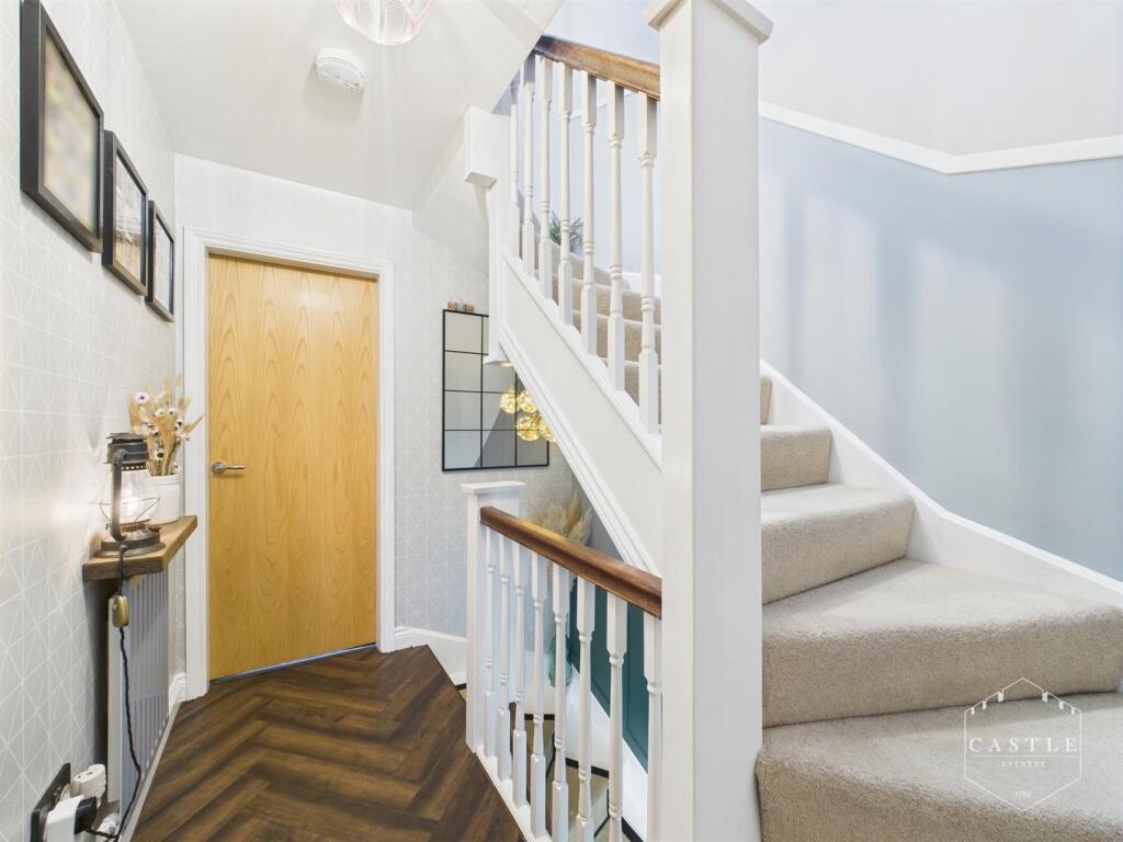 FIRST FLOOR LANDING