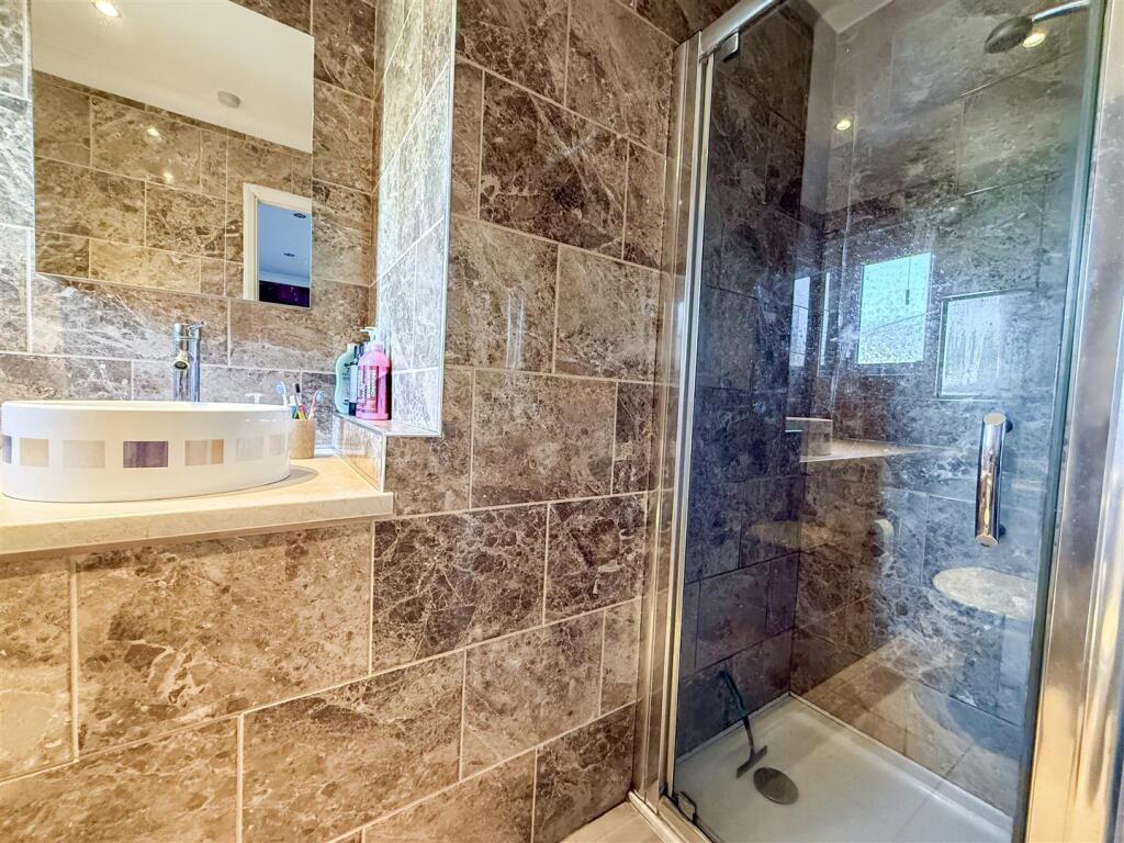 EN-SUITE SHOWER ROOM