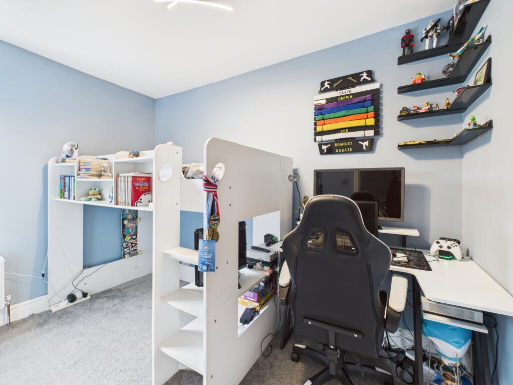 CAM03729G0-PR0170-STILL038 (1)