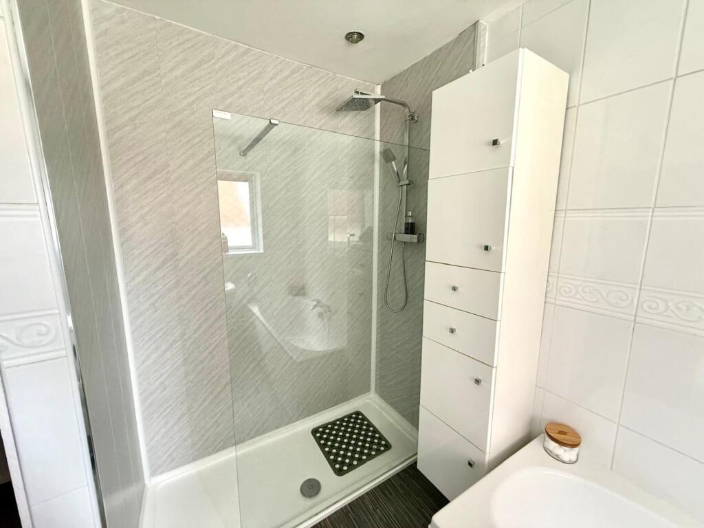 6 queen street-shower