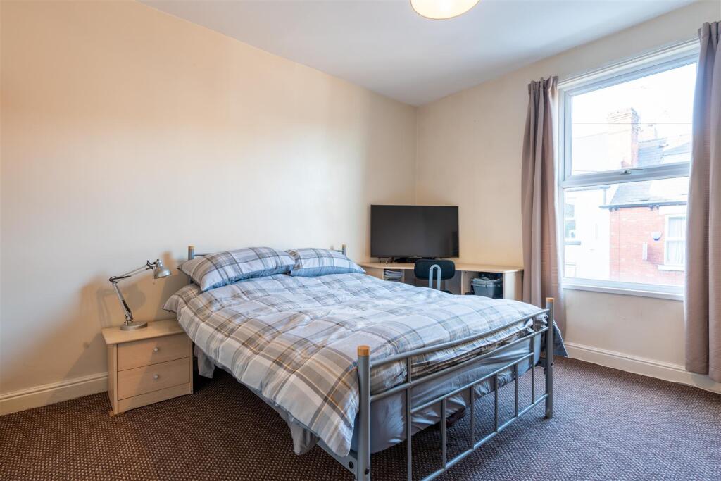 Bedroom 1_.jpg