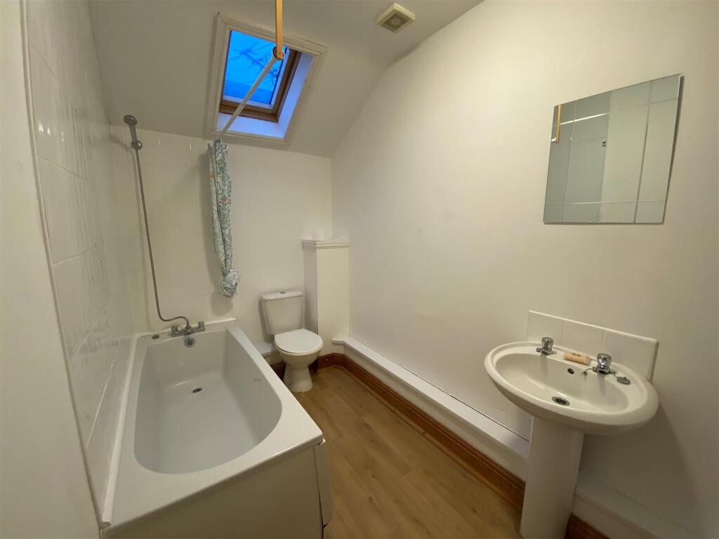 96 High Street rear flat - bathroom.jpg