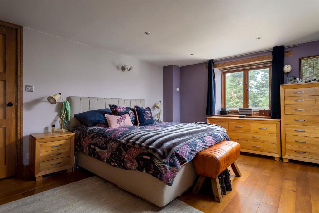 19 - Hillacres - GL53 9NS - Web.jpg