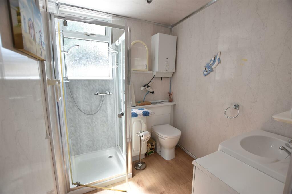 SHOWER ROOM/WC