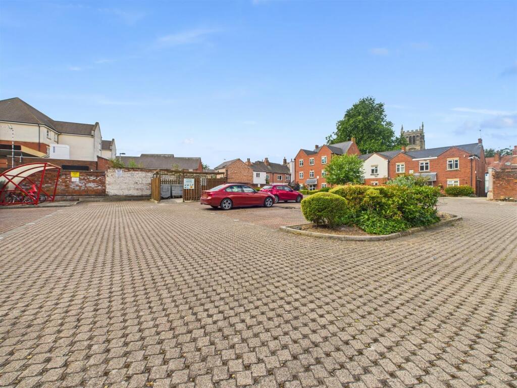 PARKING / BIKE STORE