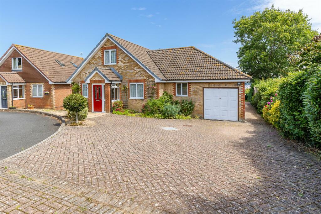 A versatile detached home in central Cowes