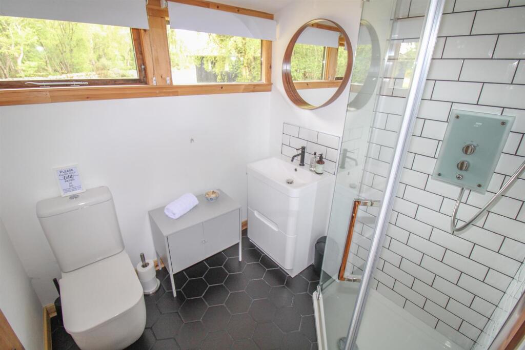 SHOWER ROOM.jpg