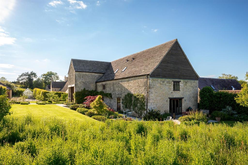 21 - Threshing Tythe Barn - GL10 3UR - Web.jpg