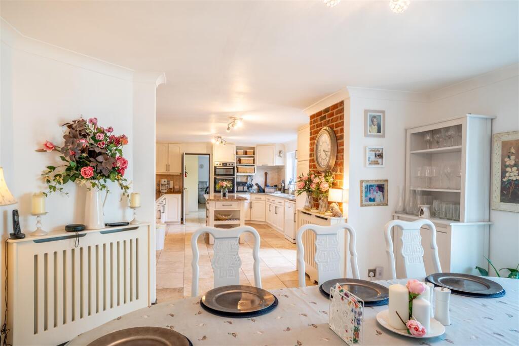 Kitchen/Breakfast /Entertainment Room