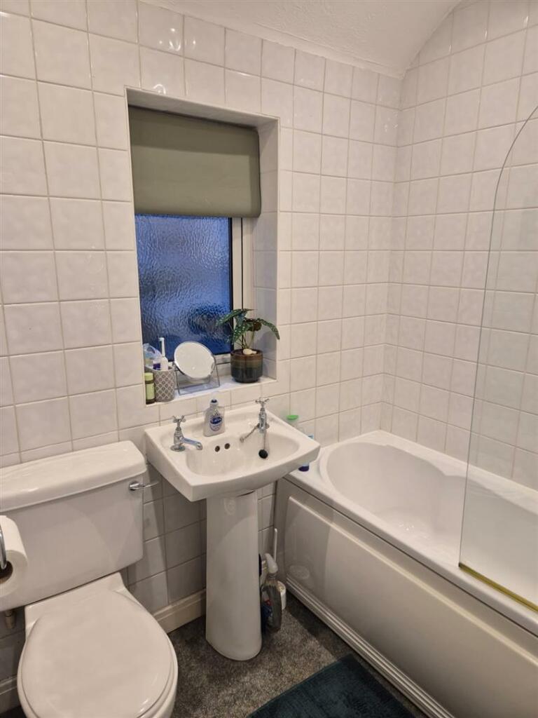 Bathroom 2.jpg