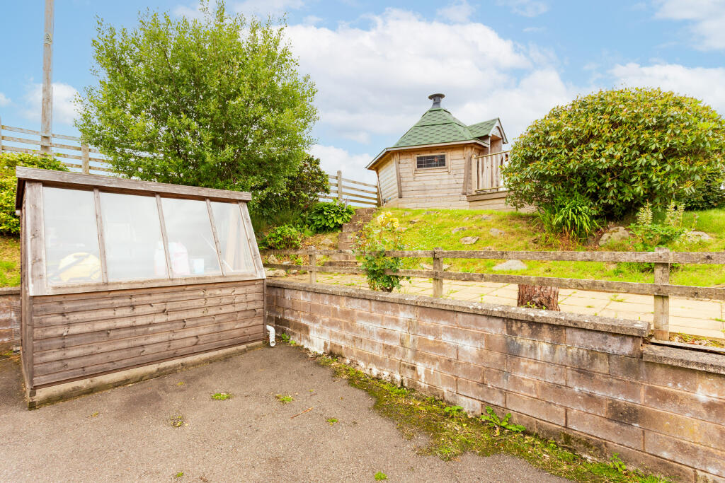 Rear Garden &amp; Shepherd's Hut