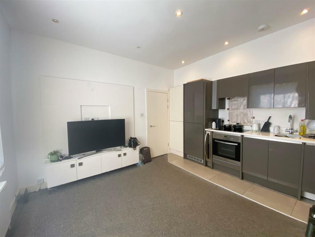 Kitchen/ Living Room