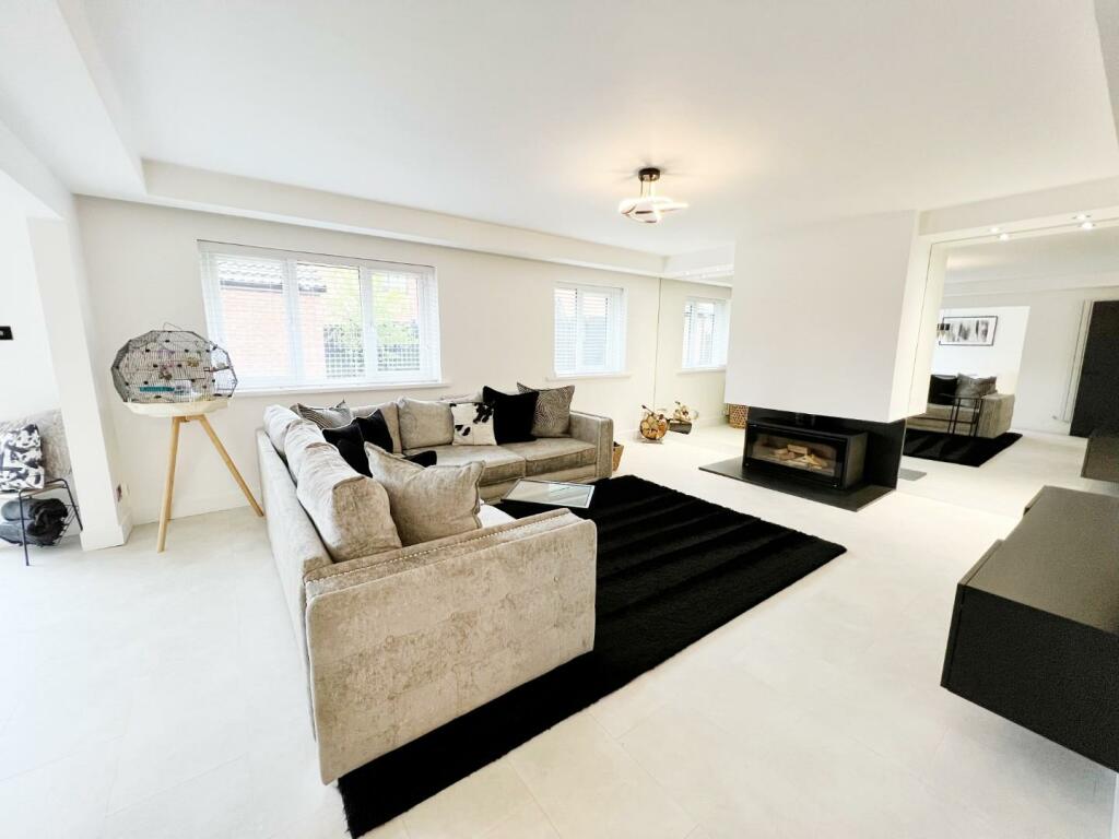 Lounge pic 1.jpg