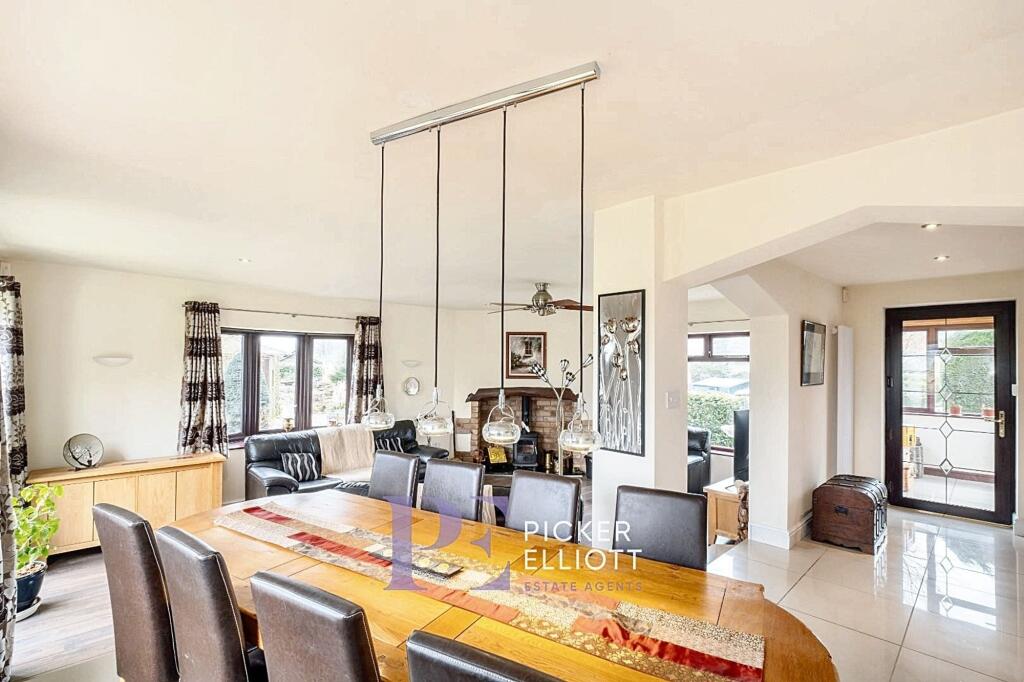 Main Lounge / Dining Area