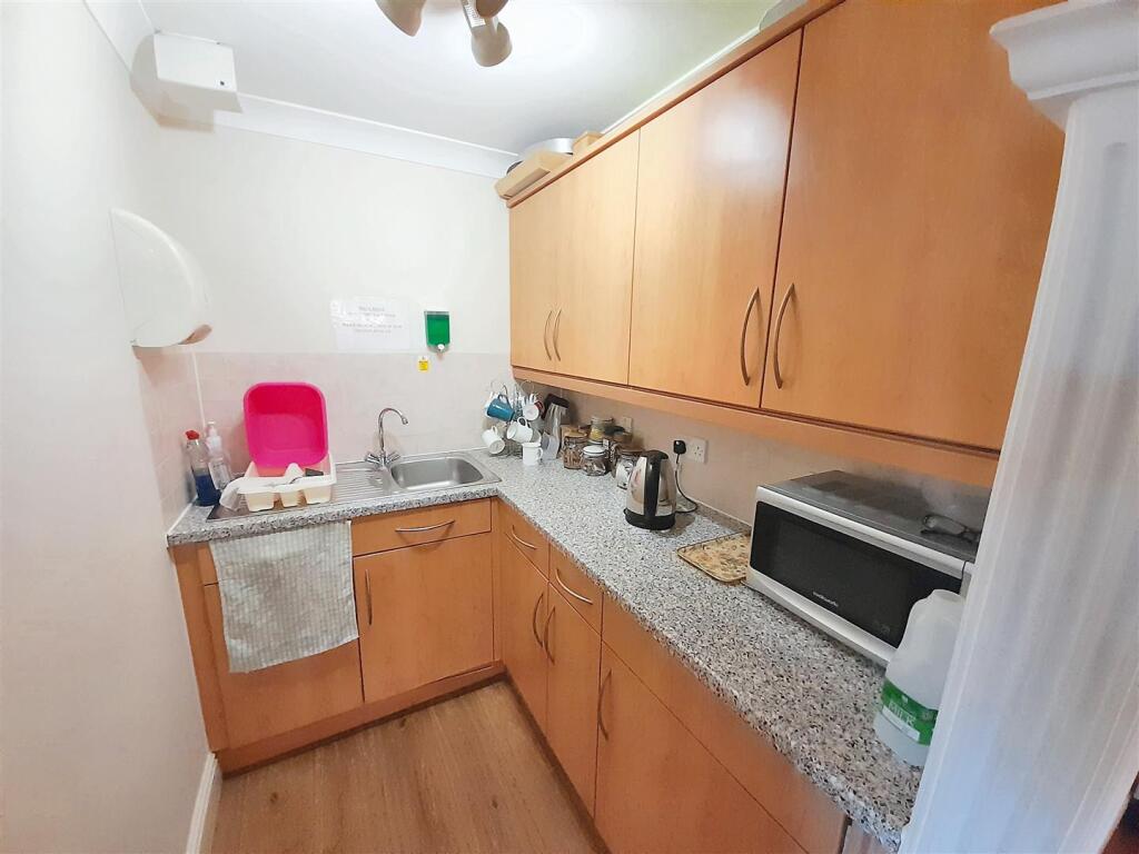 Communal kitchen new.jpg
