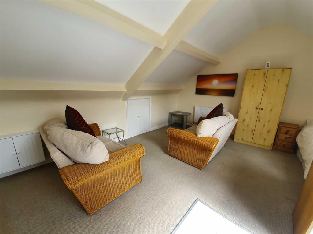 OPEN PLAN - LOUNGE - BEDROOM - KITCHEN