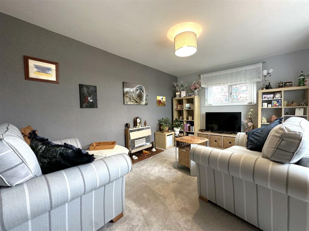 Dual-Aspect Living Room 983