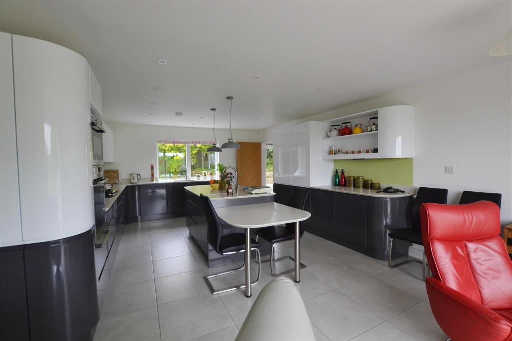 kitchen...JPG