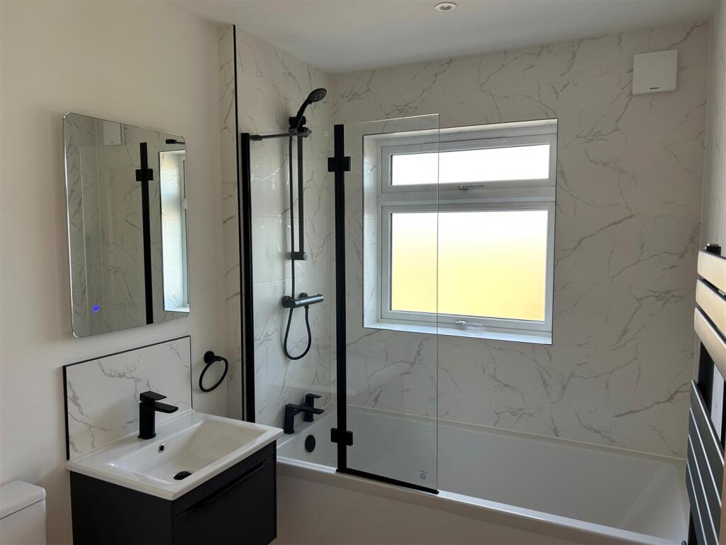 14 Selwyn Close bathroom.jpg