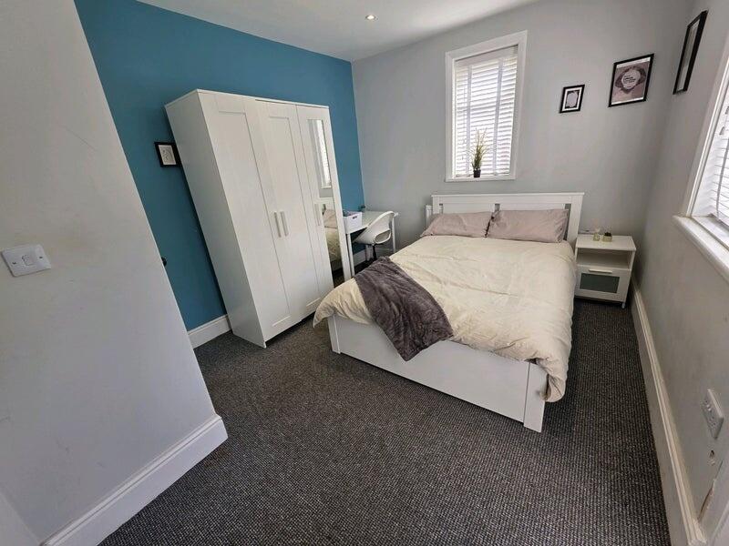 A neat and cozy double bedroom featuring a comf...