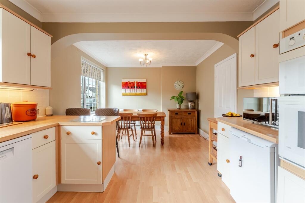 28 Bishops Road, BS49 4NG 20.jpg