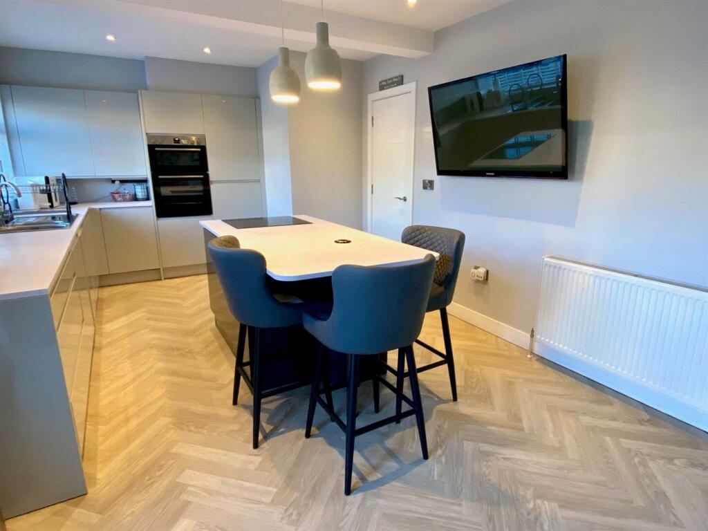 manor park 44 kitchen 1.jpg